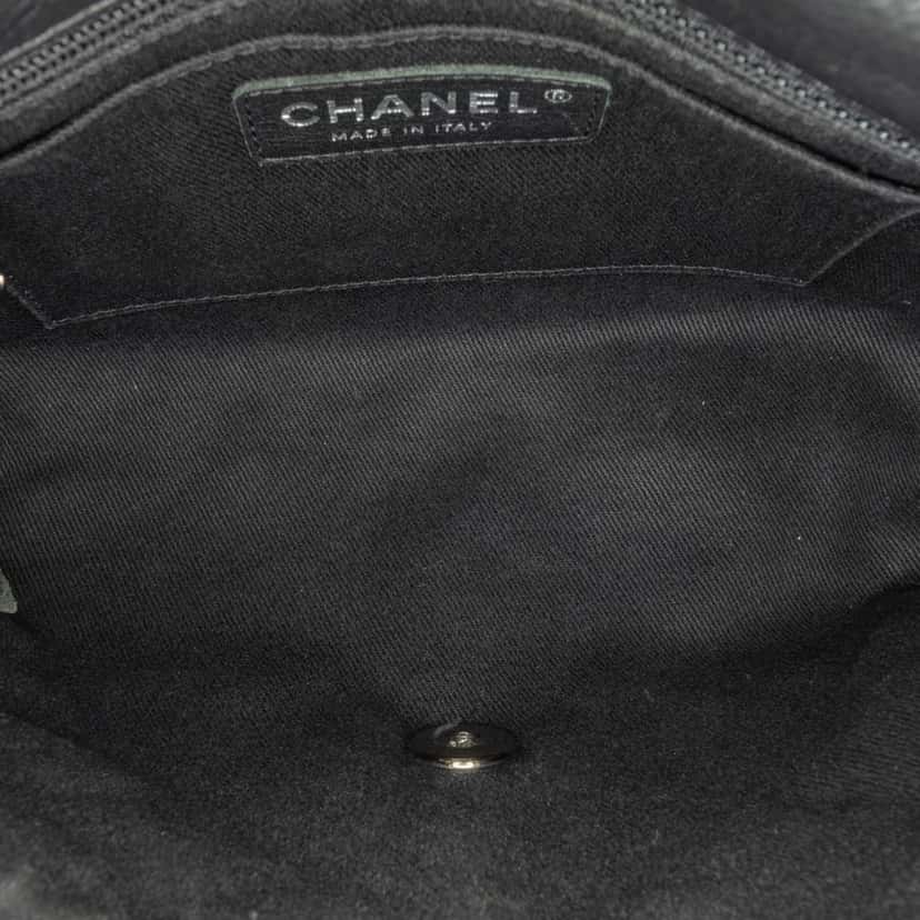 Chanel Quilted Calfskin Curvy Flap Black Leather Good condition - Model View