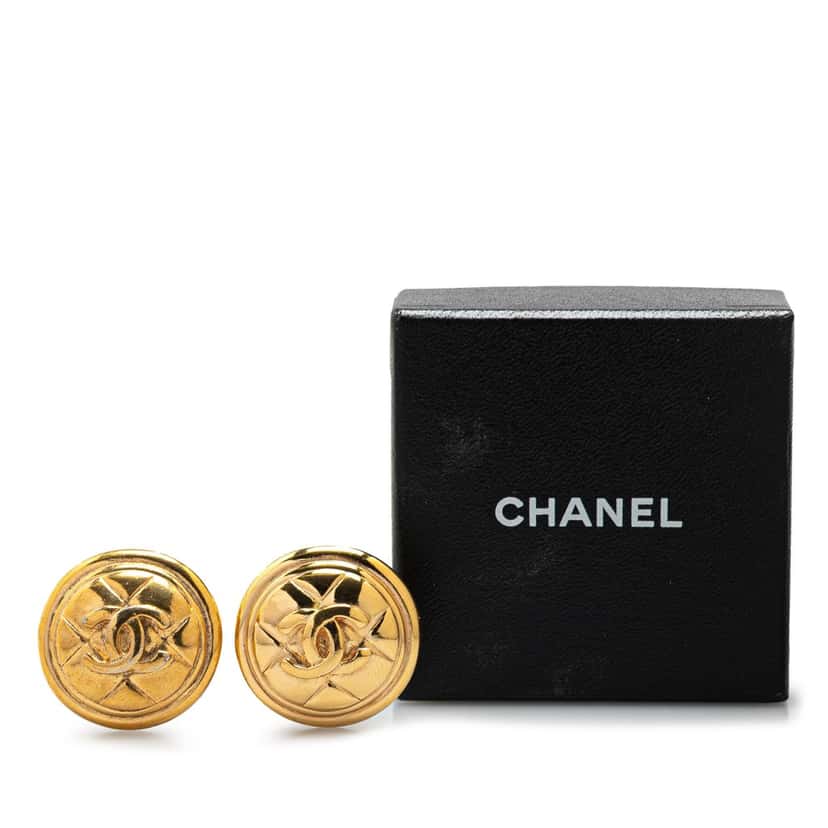 Chanel Gold Plated CC Quilted Clip on Earrings Gold Metal Good condition - Model View