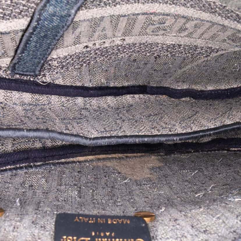 Dior Oblique Denim Embroidered Saddle Bag Blue Denim Good condition - Model View