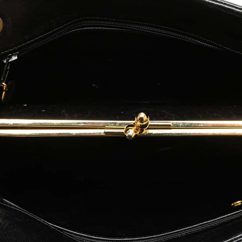 Chanel CC Chevron Lambskin Frame Chain Shoulder Bag Black Leather Good condition - Model View