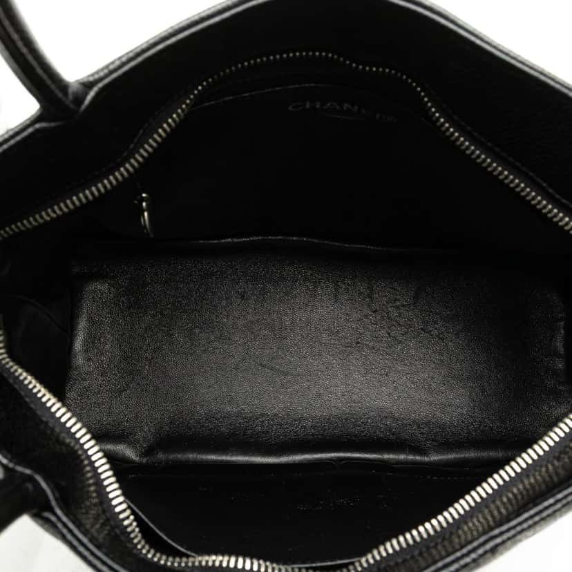 Chanel Caviar Medallion Tote Black Leather Good condition - Model View