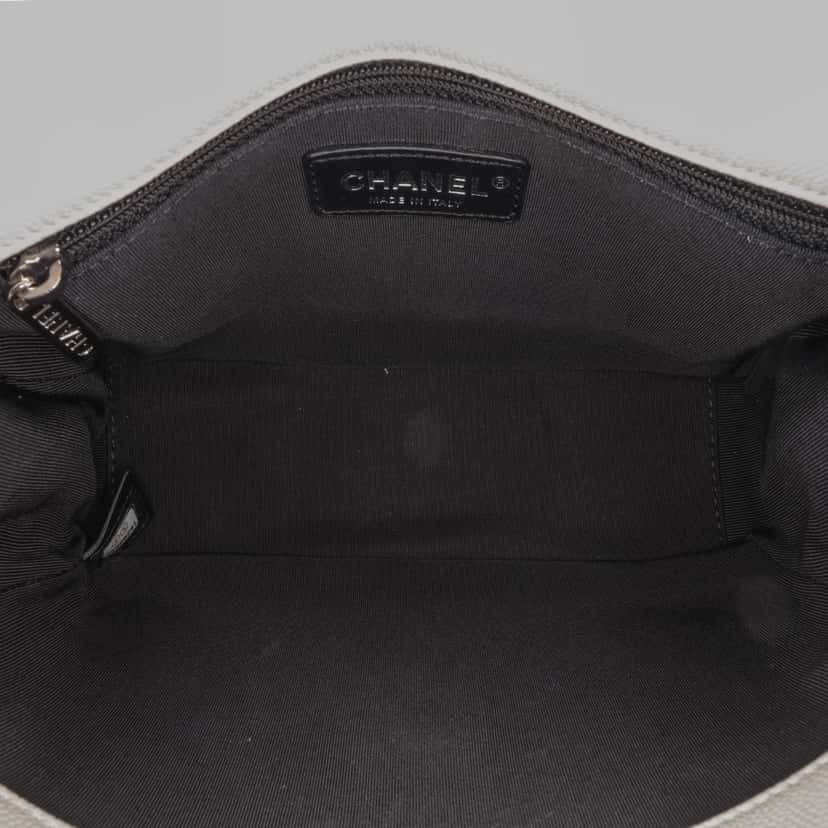 Chanel Medium Quilted Caviar My Everything Flap White Leather Good condition - Model View