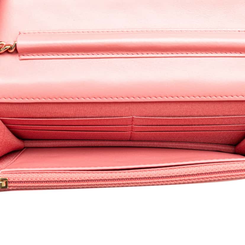 Chanel CC Caviar Camellia Wallet On Chain Pink Leather Good condition - Model View
