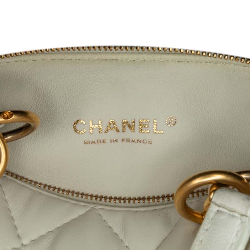 Chanel Métiers d'Art CC Quilted Lambskin Box with Top Handle Bag White Leather Very good condition - Box View