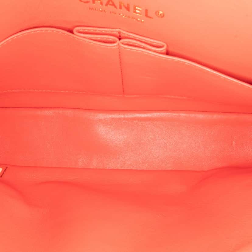 Chanel Medium Classic Chevron Lambskin Double Flap Red Leather Good condition - Model View