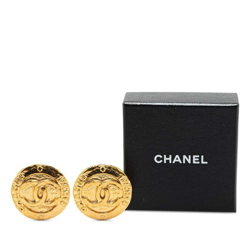 Chanel Gold Plated CC Round Clip on Earrings Gold Metal Good condition - Model View