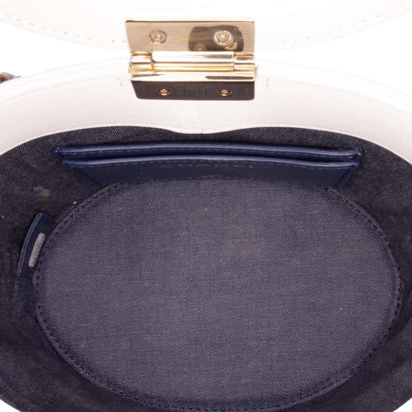 Chanel CC Lambskin Elegant Chain Vanity Case White Leather Good condition - Model View