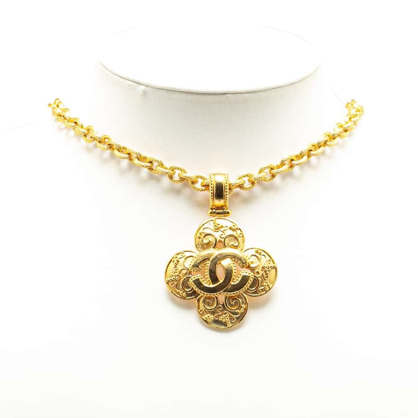 Chanel Gold Plated CC Clover Pendant Necklace Gold Metal Good condition - Model View