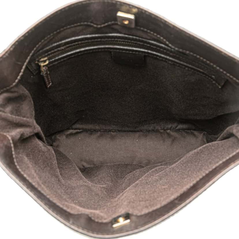 Gucci GG Canvas Crossbody Brown Canvas Good condition - Model View