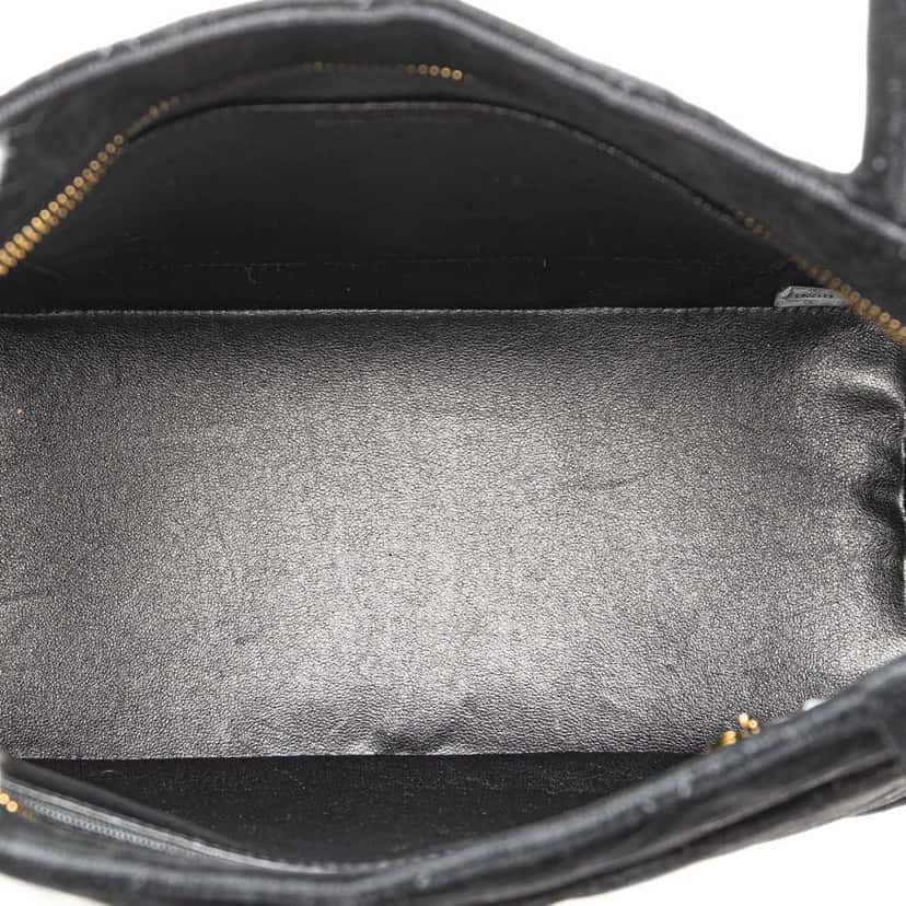 Chanel Velvet Medallion Tote Black Velvet Good condition - Model View