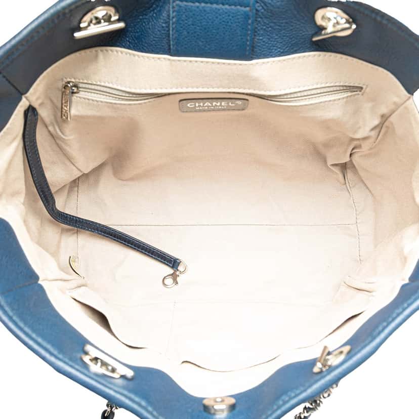 Chanel Small Glazed Calfskin and Caviar Deauville Tote Blue Leather Good condition - Model View