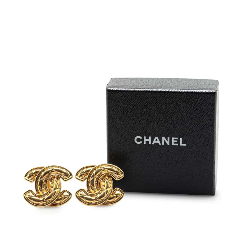 Chanel Gold Plated CC Quilted Clip On Earrings Gold Metal Good condition - Model View