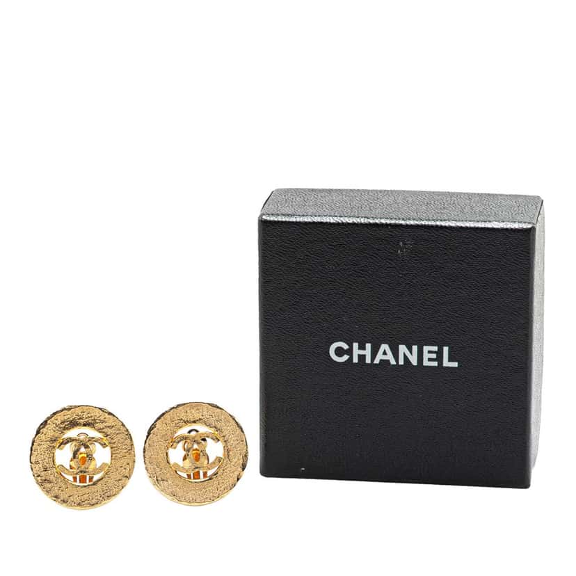 Chanel Gold Plated CC Round Clip On Earrings Gold Metal Good condition - Model View