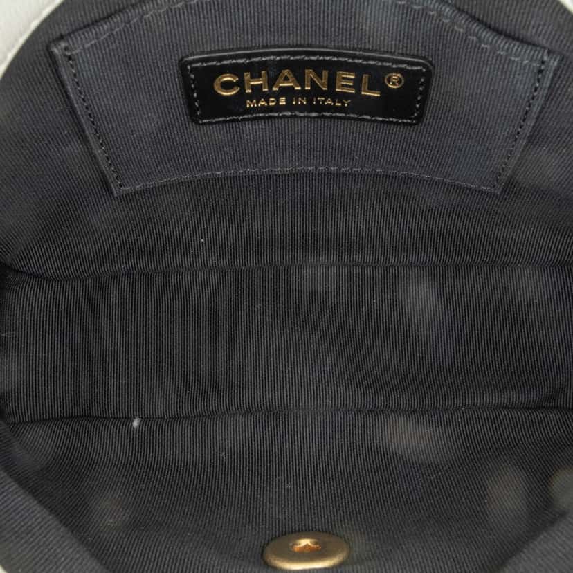Chanel Mini Quilted Lambskin Lacquered Chain Flap White Leather Good condition - Model View