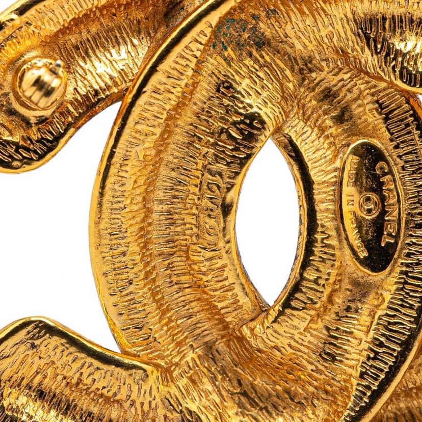 Chanel Gold Plated CC Quilted Brooch Gold Metal Good condition - Model View