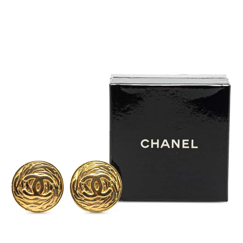 Chanel Gold Plated CC Round Clip on Earrings Gold Metal Good condition - Model View