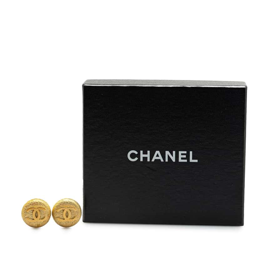 Chanel Gold Plated CC Round Clip On Earrings Gold Metal Good condition - Model View