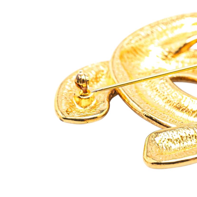 Chanel Gold Plated CC Quilted Brooch Gold Metal Good condition - Model View