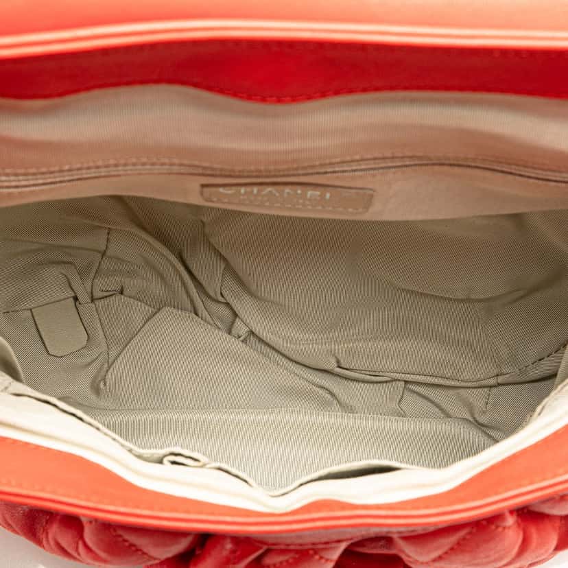 Chanel Large Quilted Lambskin Chain Around Flap Red Leather Good condition - Model View