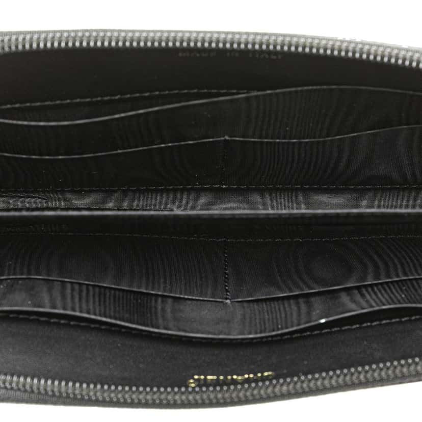 Chanel CC Caviar Zip Around Wallet Black Leather Good condition - Model View