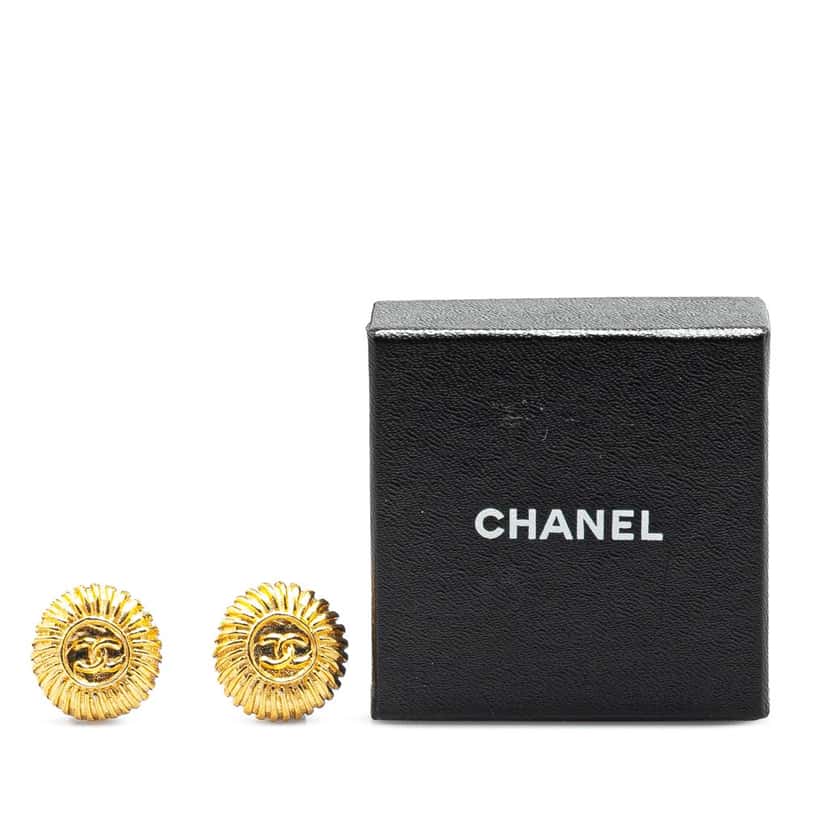 Chanel Gold Plated CC Round Clip On Earrings Gold Metal Good condition - Model View