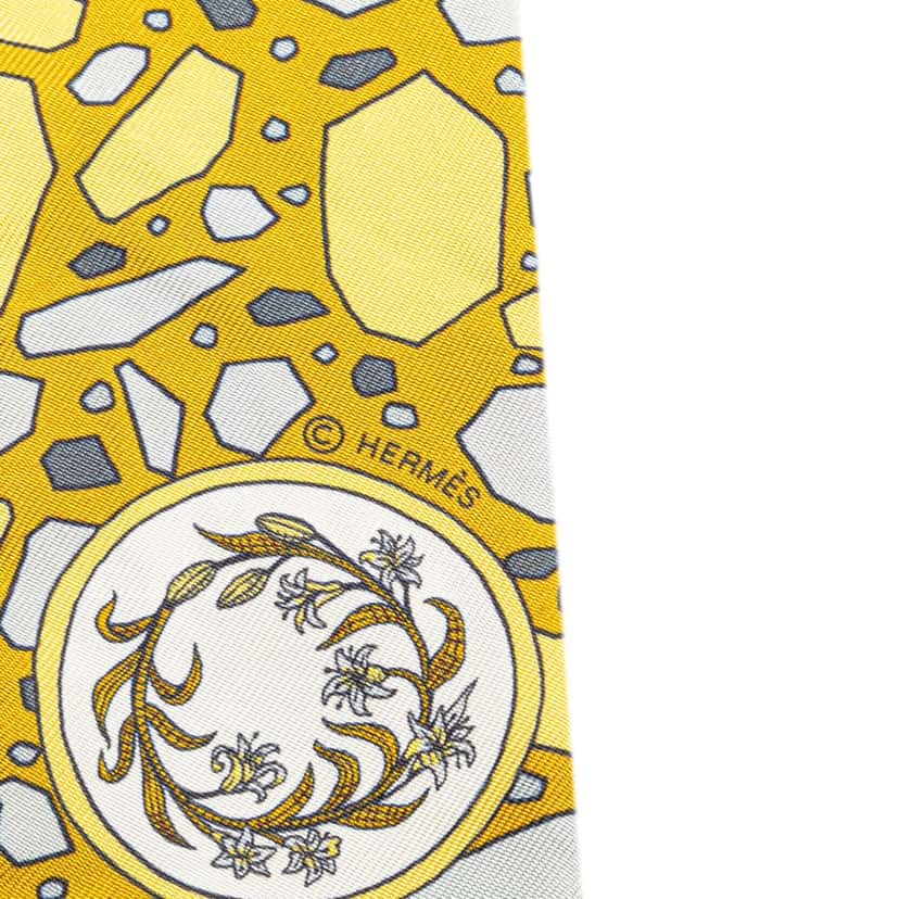 Hermès La Danse Des Amazones Twilly Silk Scarf Yellow Silk Very good condition - Back View
