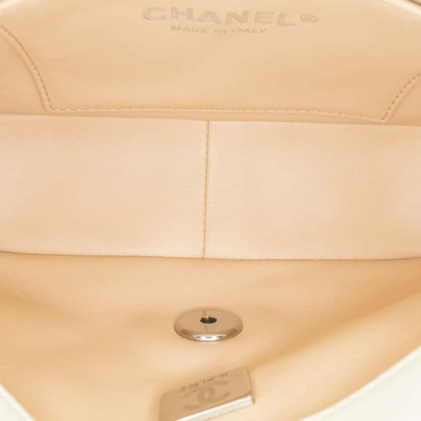 Chanel Mini Quilted Lambskin Chain Rows Flap White Leather Very good condition - Model View