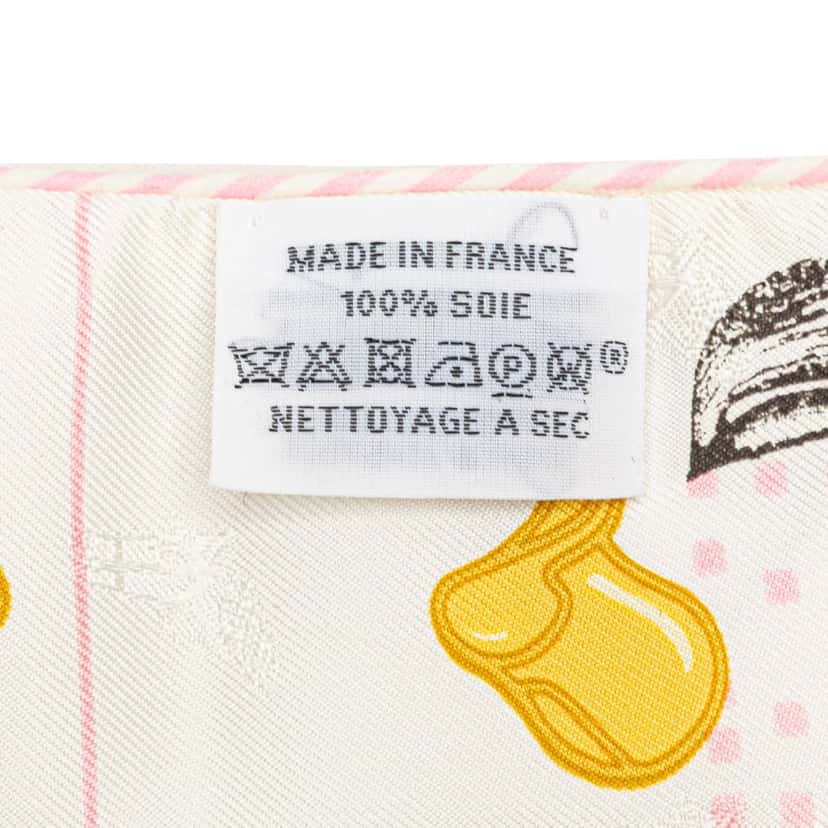 Hermès Garde Robe Pop Silk Twilly Scarf White Silk Good condition - Model View