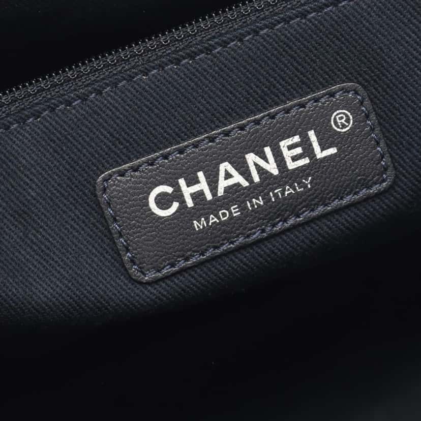 Chanel Small Raffia Deauville Tote White Good condition - Model View