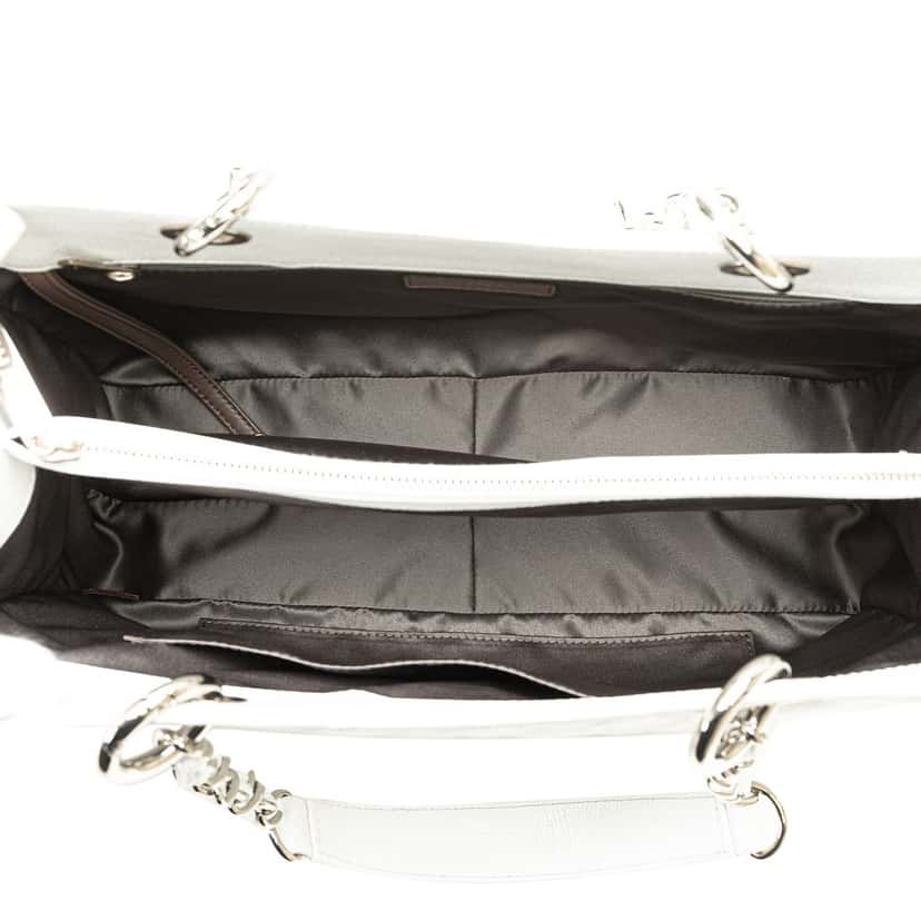 Chanel Caviar Grand Shopping Tote White Leather Good condition - Model View