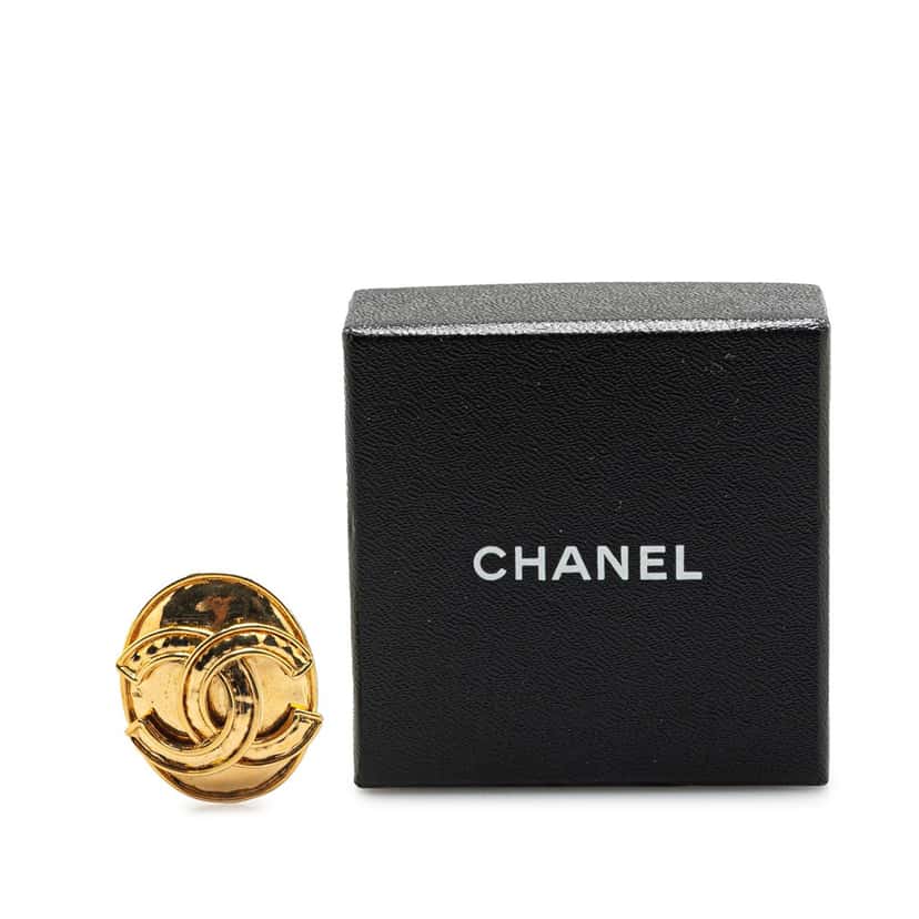 Chanel CC Gold Plated Oval Brooch Gold Metal Good condition - Model View