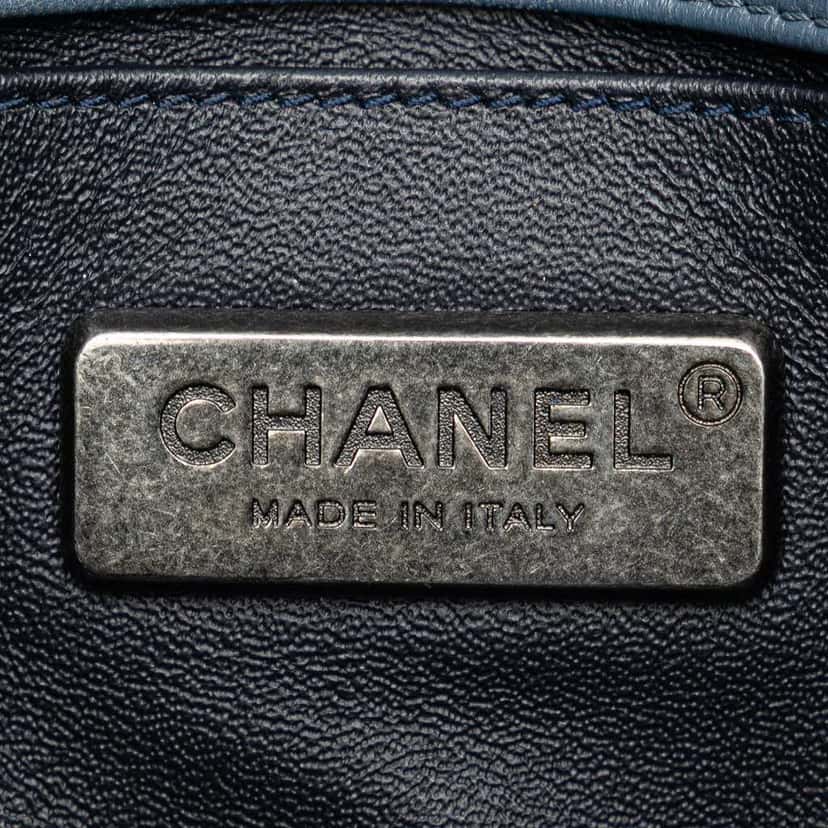 Chanel Small Leather and Fur Boy Flap Blue Good condition - Box View