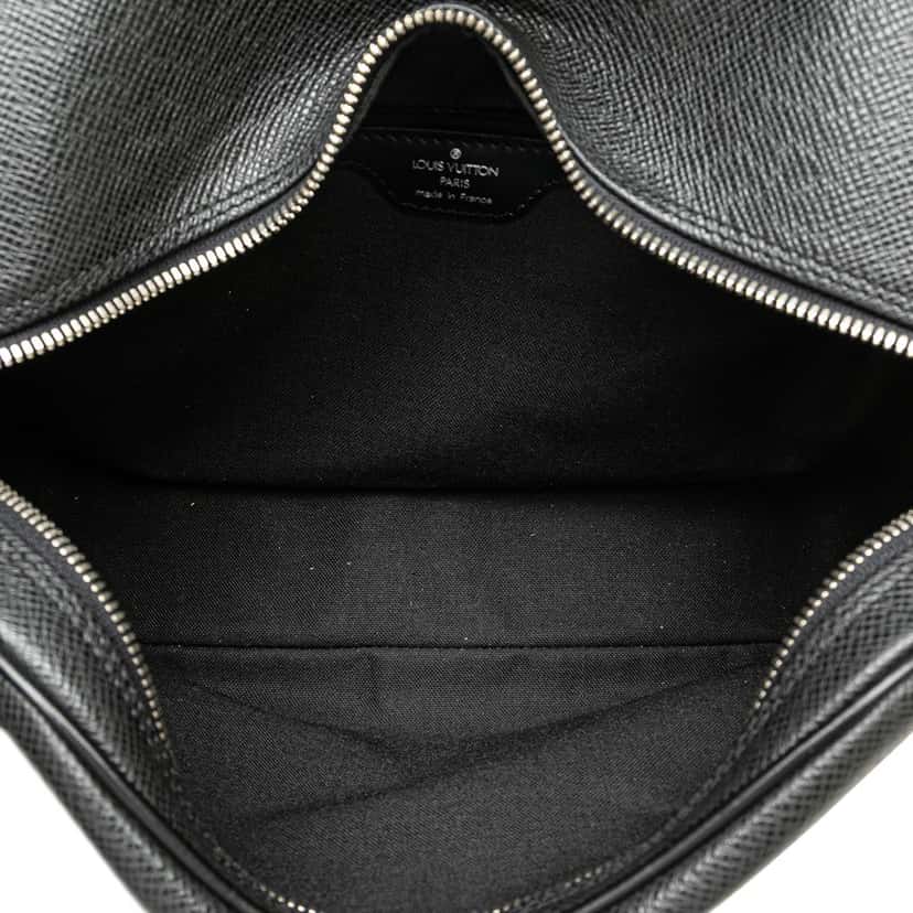 Louis Vuitton Taiga Reporter PM Black Leather Good condition - Model View