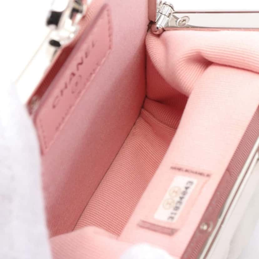 Chanel Lambskin and Acrylic Kiss Clutch with Chain White Leather Good condition - Inside View