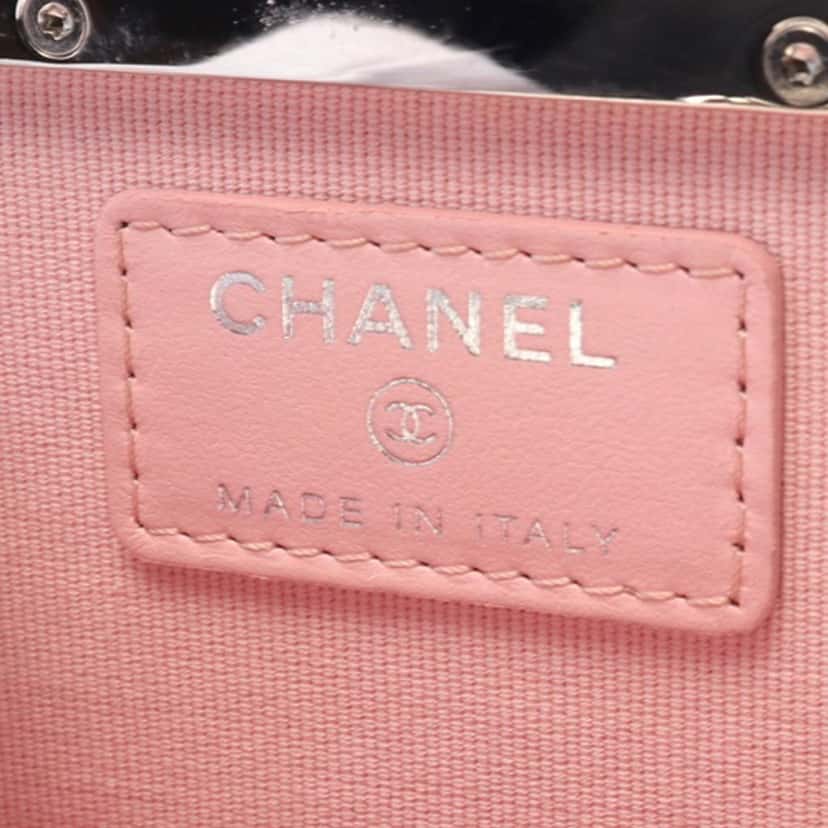 Chanel Lambskin and Acrylic Kiss Clutch with Chain White Leather Good condition - Model View