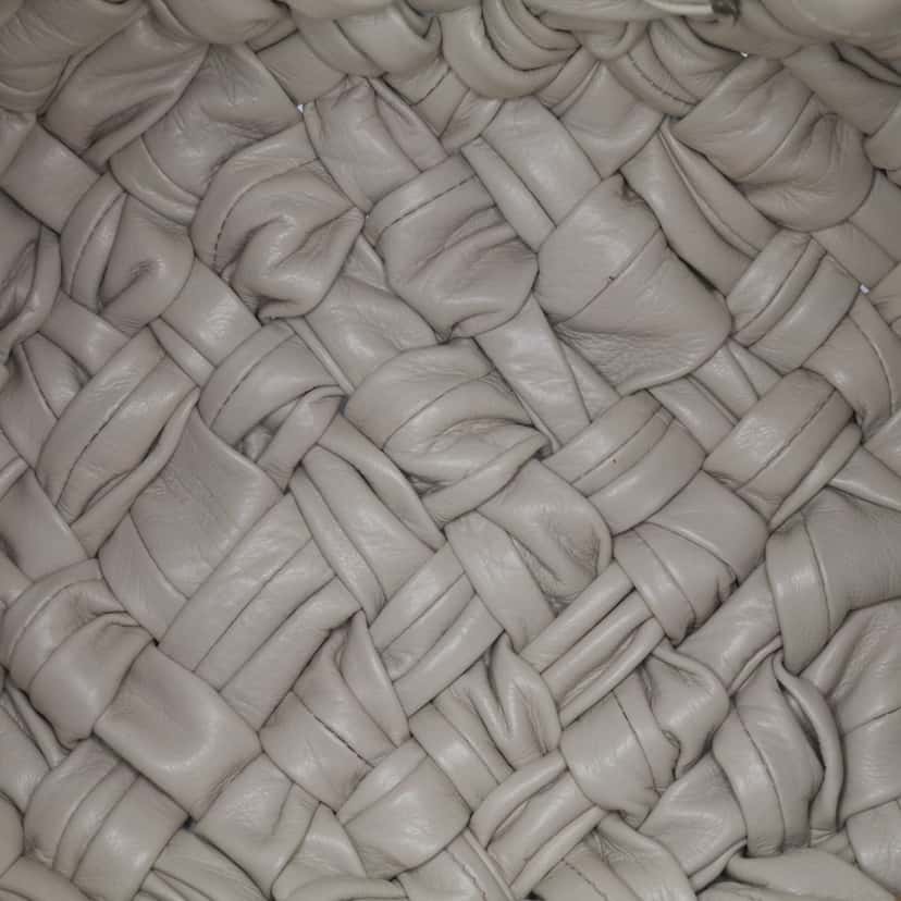 Bottega Veneta Foulard Intrecciato Calfskin Banana Hobo White Leather Good condition - Model View