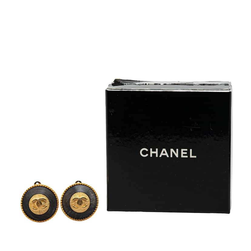 Chanel Gold Plated CC Round Clip on Earrings Gold Metal Good condition - Model View