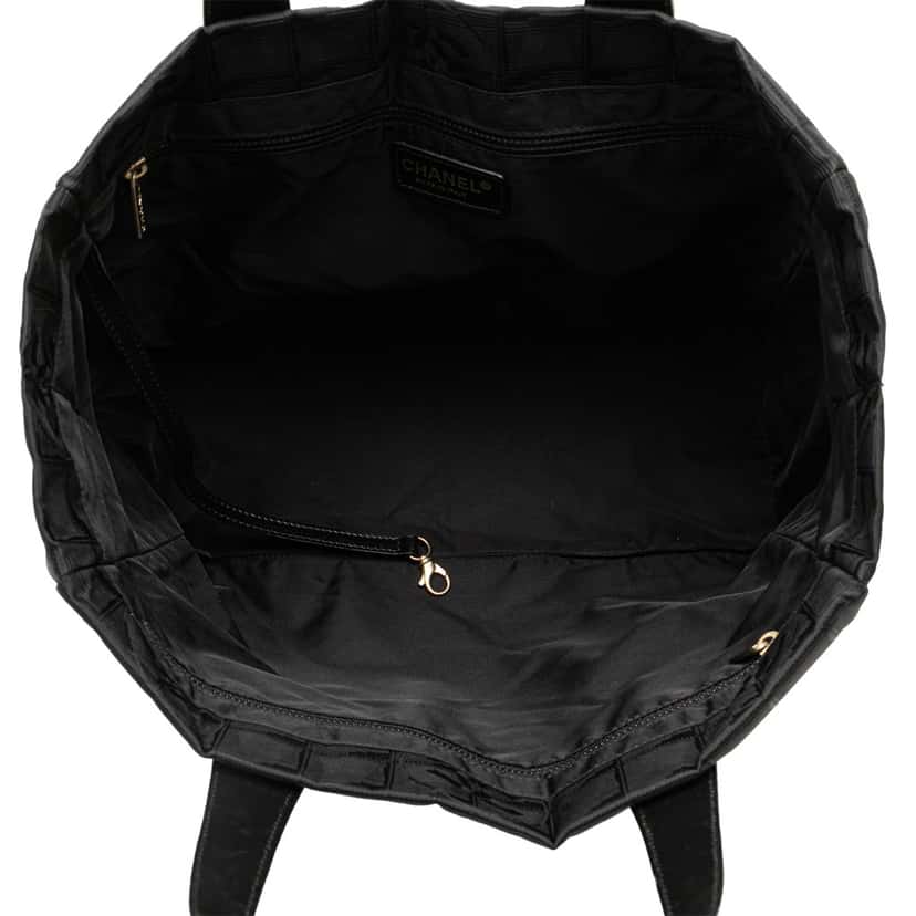 Chanel New Travel Line Nylon Tote Black Good condition - Model View