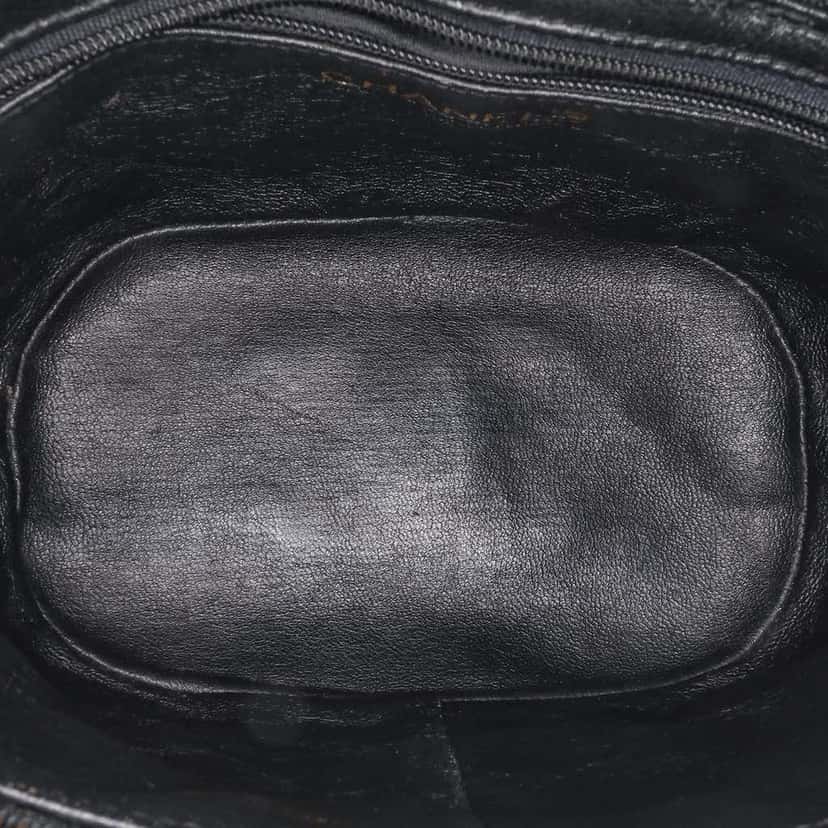 Chanel Quilted Lambskin Tassel Vanity Case Black Leather Good condition - Model View
