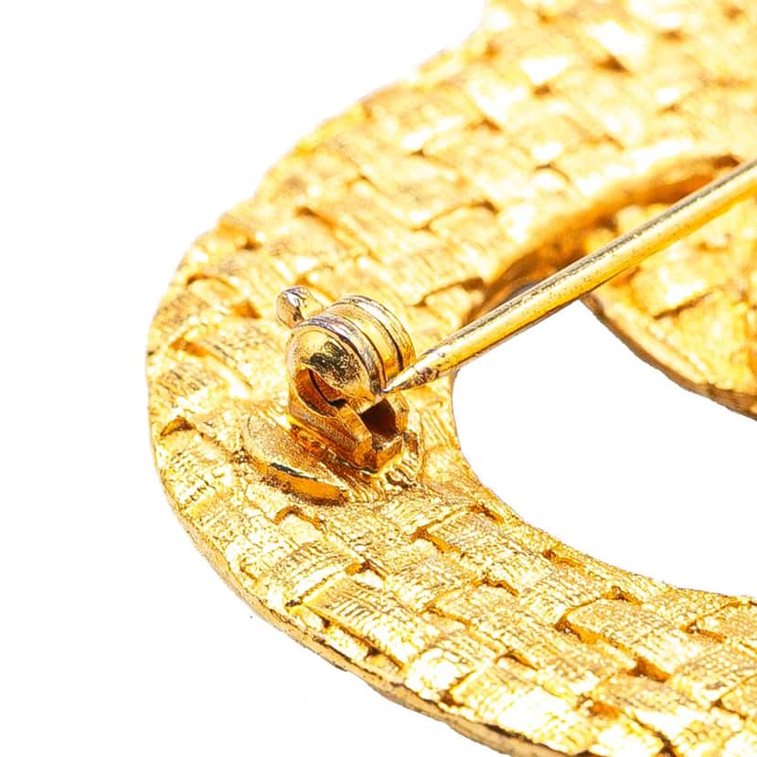Chanel Gold Plated CC Triple Circle Brooch Gold Metal Good condition - Model View