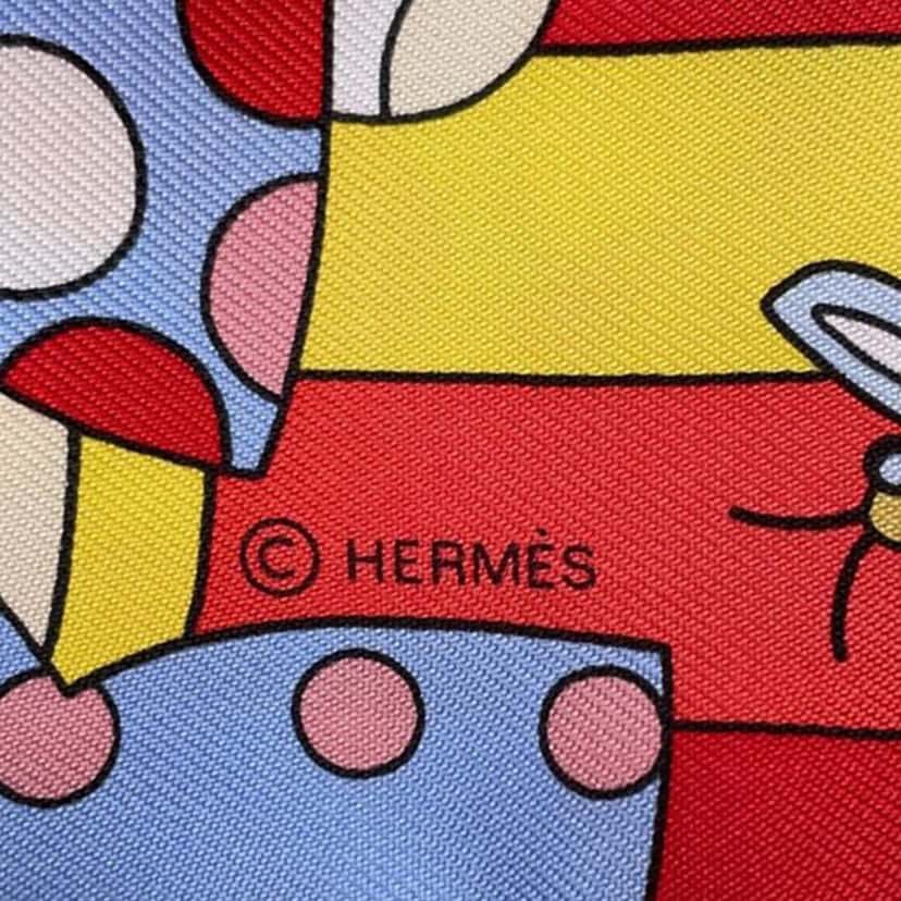 Hermès Les Murmures de la Foret Silk Twilly Scarf Red Silk Very good condition - Model View