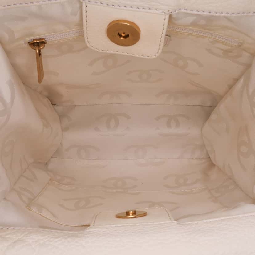 Chanel CC Grained Calfskin Wooden Handle Tote White Leather Good condition - Model View