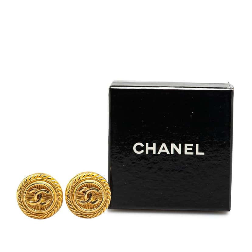 Chanel Gold Plated CC Round Clip on Earrings Gold Metal Good condition - Model View