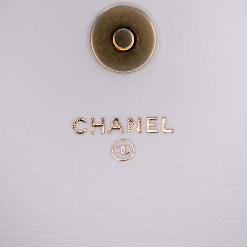 Chanel Medium Quilted Calfskin Enchained Flap White Leather Good condition - Box View