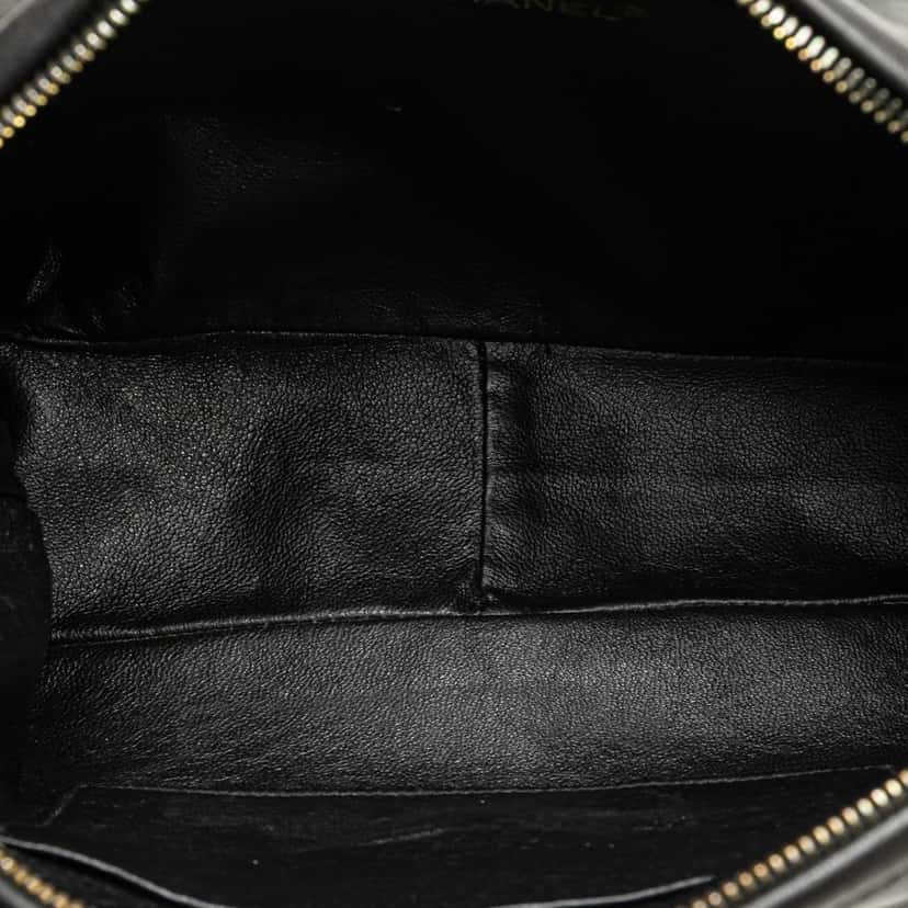 Chanel CC Quilted Lambskin Tassel Crossbody Black Leather Good condition - Model View