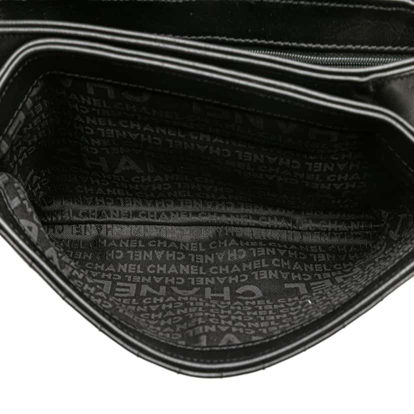 Chanel Choco Bar Calfskin No. 5 Camellia CC Shoulder Bag Black Leather Good condition - Model View
