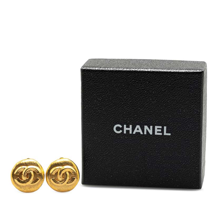 Chanel Gold Plated CC Round Clip On Earrings Gold Metal Good condition - Model View
