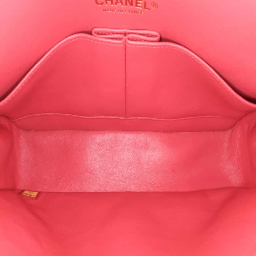 Chanel Medium Classic Chevron Lambskin Double Flap Red Leather Very good condition - Model View