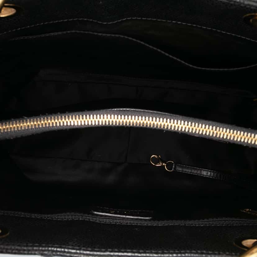 Chanel Caviar Grand Shopping Tote Black Leather Good condition - Model View