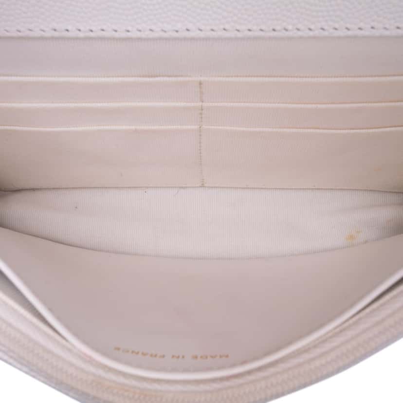 Chanel Quilted Caviar Coco Casino Wallet on Chain White Leather Good condition - Model View